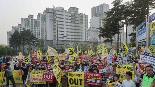 고양 일산신도시 연합회와 파주 운정신도시 연합회, 인천 검단 신도시 연합회 주민들이 집회를 열고 3기 신도시 계획을 규탄하는 구호를 외치고 있다.<연합뉴스>